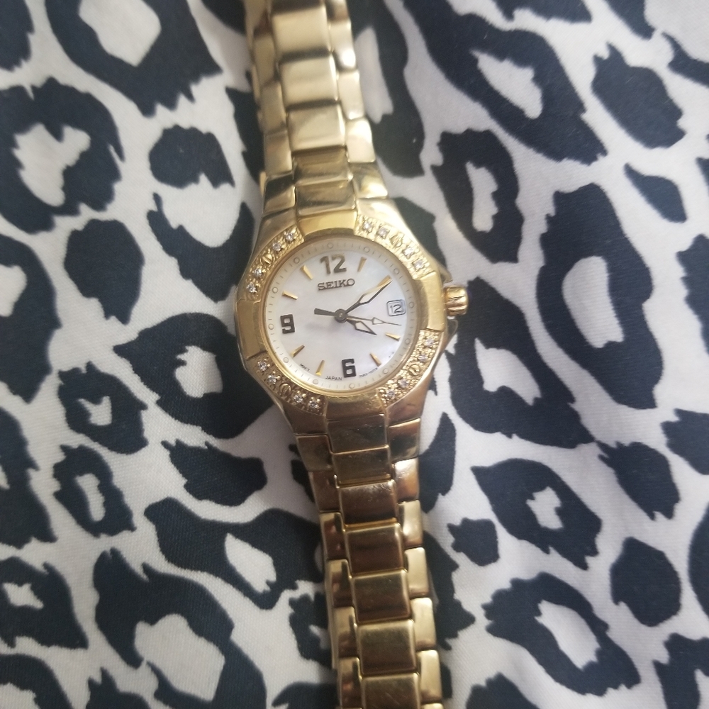 Women's goldtone Seiko with blue Sapphire dial handle